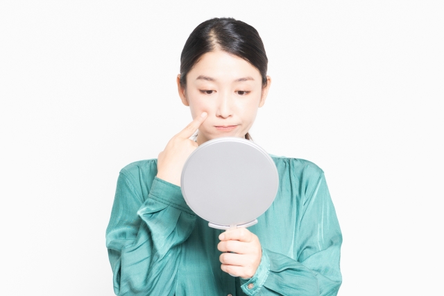 クマや顔のくすむ原因